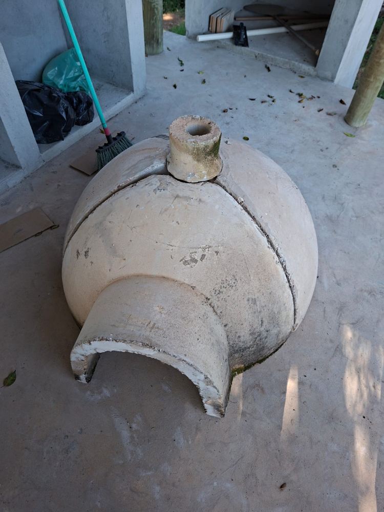 Cúpula do forno apoiada no chão, ainda sem instalar