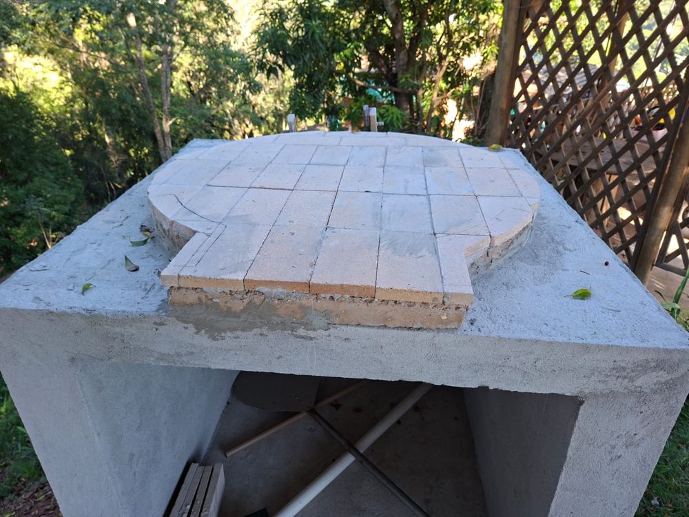 Piso de tijolos assentado sobre a base de concreto