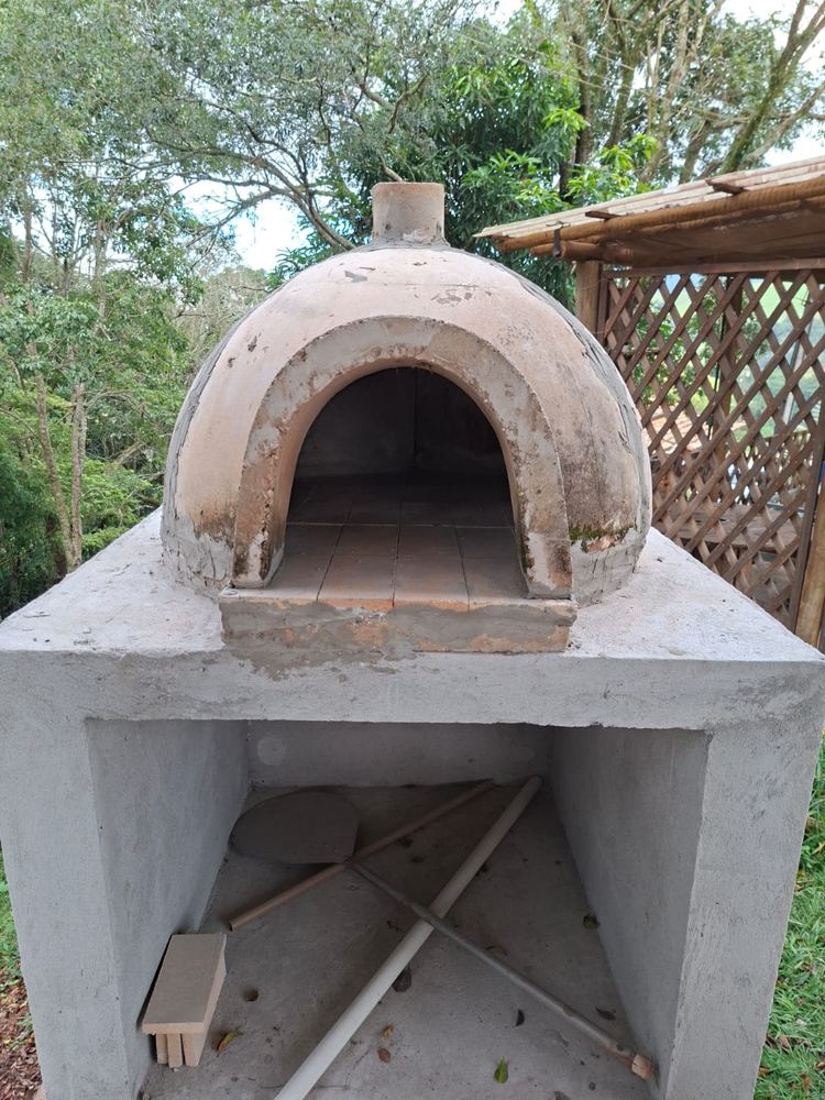 Cúpula instalada sobre a base de concreto